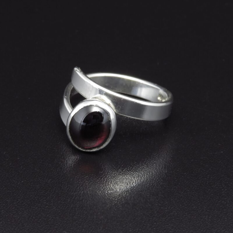 E722 - 10 x 8mm garnet ring
